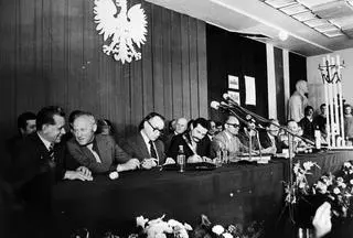 Gdańsk, 31.08.1980 r. Po trwającym od 14 sierpnia strajku w Stoczni Gdańskiej im. Lenina podpisano porozumienie pomiędzy Komisją Rządową a Międzyzakładowym Komitetem Strajkowym