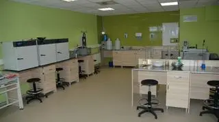 Nowoczesna sala laboratorium geotechnicznego