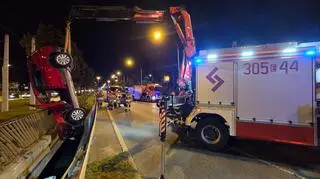 Wypadek w Łodzi. Samochód między barierami