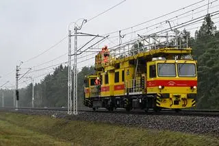 PUŁAWY ZERWANA SIEĆ TRAKCYJNA NAD TORAMI