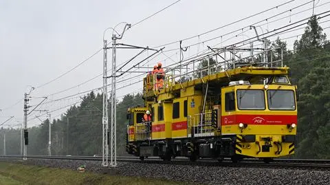 PUŁAWY ZERWANA SIEĆ TRAKCYJNA NAD TORAMI