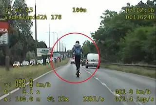 Jechał hulajnogą po ulicy prawie 60 km/h