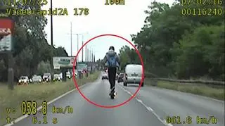 Na hulajnodze po ruchliwej ulicy z prędkością prawie 60 kilometrów na godzinę. Nagranie
