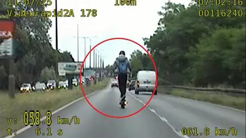 Jechał hulajnogą po ulicy prawie 60 km/h