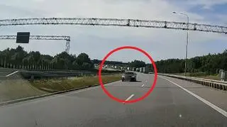 Kierowca zawrócił na S7 i zaczął jechać pod prąd. Nagranie