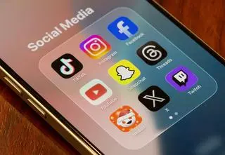 Siedem lekcji z Australii, zanim odetniemy nastolatkom media społecznościowe