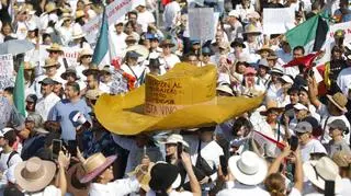 Uczestnicy demonstracji w Guadalajara trzymają ogromny kapelusz - atrybut kojarzony z zamordowanym politykiem Carlosem Manzo