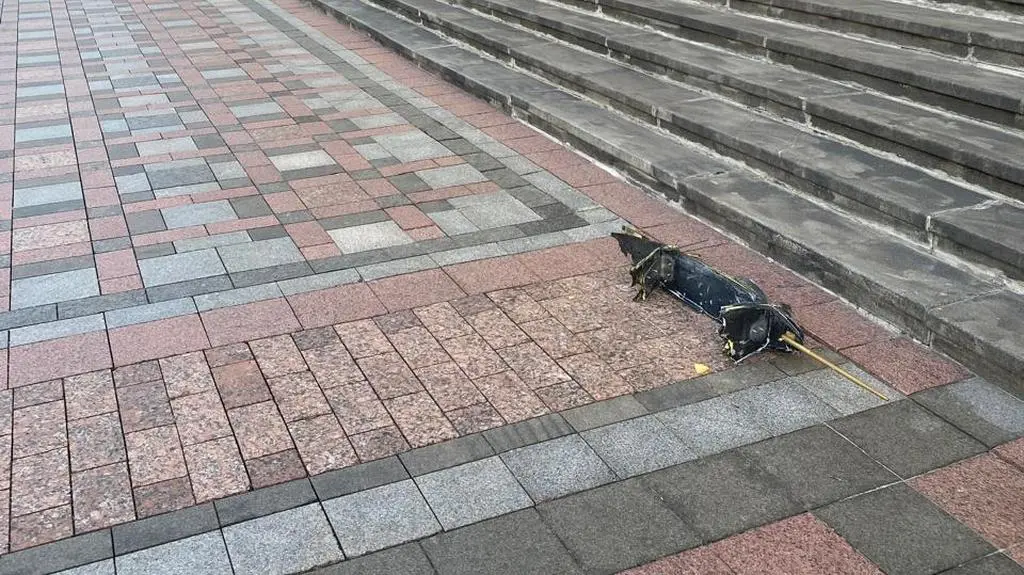 Odłamki drona przed wejściem do budynku Rady Najwyższej 