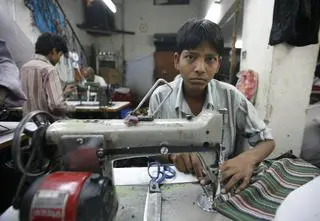 Upał, smród i niewolnicza praca. Nadal chcesz zamówić te ubrania?