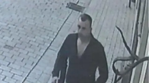 Wrocławscy policjanci poszukują mężczyzny, który może mieć związek z przestępstwem