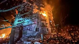 Trafiony wieżowiec w mieście Bałaklija