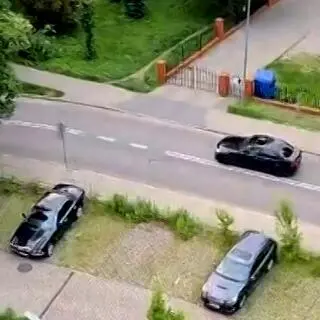 "Strzały z wydechu"