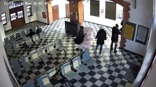 Kradzież misia na zdjęciach z dworcowego monitoringu