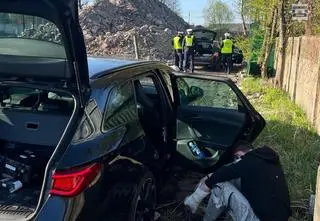 Podczas ucieczki rozbił auto. Był poszukiwany, ma dwa zakazy prowadzenia