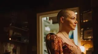 Emma Stone w filmie "Bugonia" (reż. Yorgos Lanthimos)