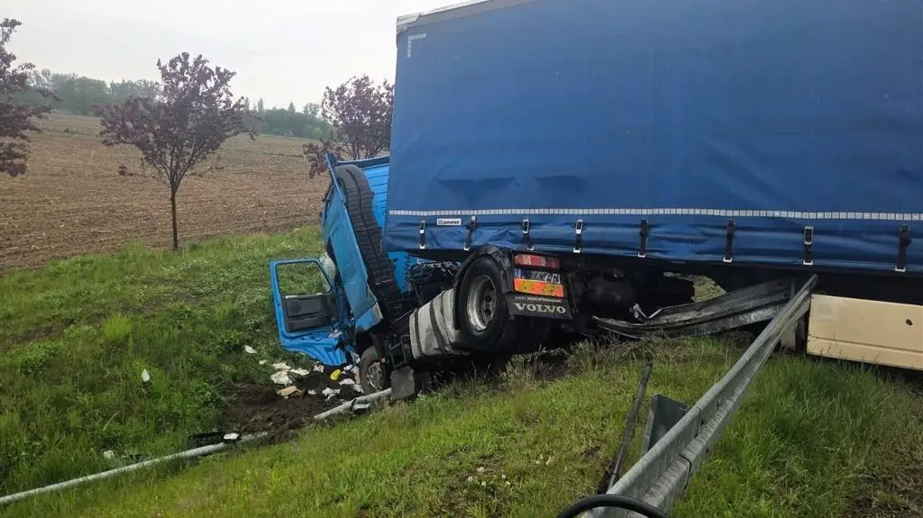 TIR wpadł do rowu