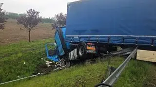 TIR wpadł do rowu