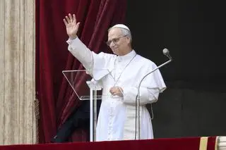 Papież Leon XIV prowadzi modlitwę Regina Caeli z Centralnej Loggii Bazyliki Świętego Piotra