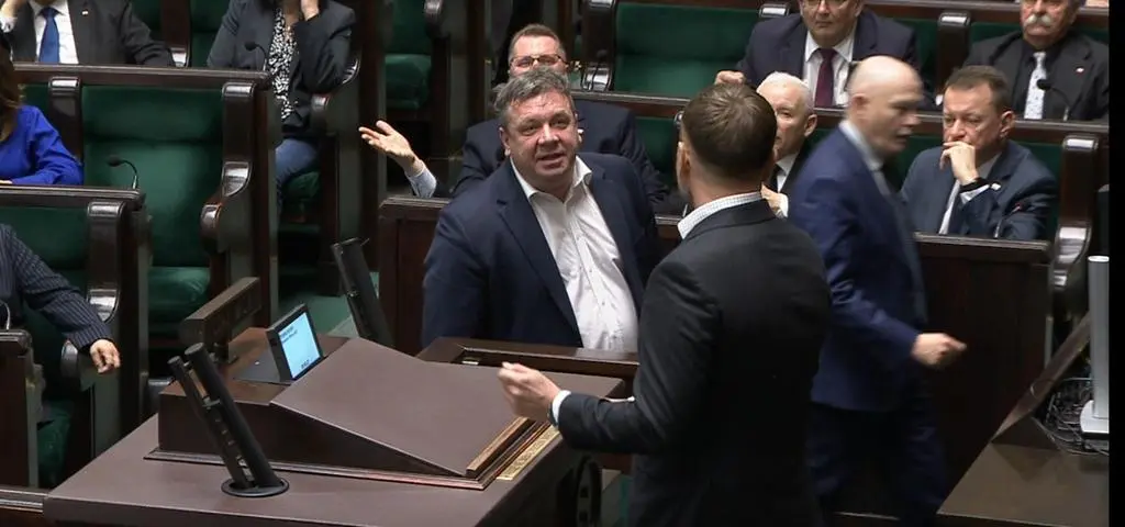 Plakaty, oskarżenia i seria głosowań w Sejmie