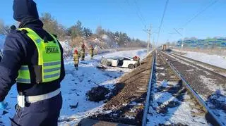 Jak podaje policja, siła uderzenia była tak duża, że z auta wypadł silnik