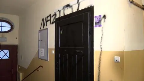 Swastyki i napisy promujące ustrój totalitarny przed biurem Łukasza Kohuta w Katowicach 