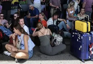 Polowe łóżka na lotnisku. Noclegownia dla pasażerów po blackoucie