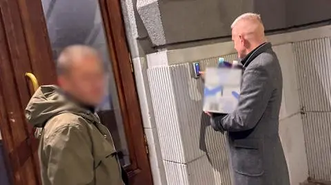 Radosław Tadajewski (z prawej) w drodze na "patriotyczną domówkę"