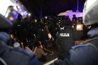 Policja i uczestnicy "Spaceru dla przyszłości" w Warszawie