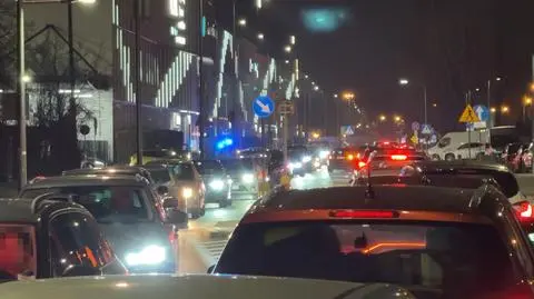Paraliż na parkingu galerii handlowej. Drogowcy zapowiadają korektę świateł