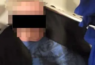 Schował się przed policją w szafie, poodkręcał uchwyty do drzwi 