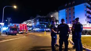 Działania policji na miejscu pożaru w Ząbkach