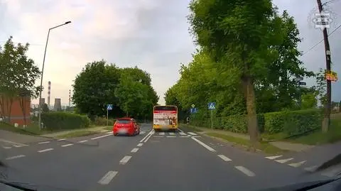 Kierowca osobówki został ukarany za wyprzedzanie przed przejściem dla pieszych
