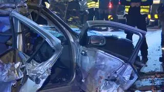 Auto po uderzeniu w drzewo