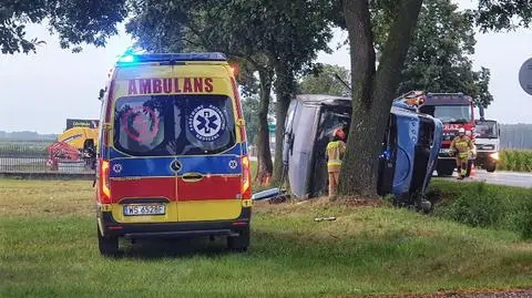 Rozbity autokar w rowie, poszkodowane trzy osoby