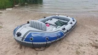 Ponton, na którym płynęła rodzina