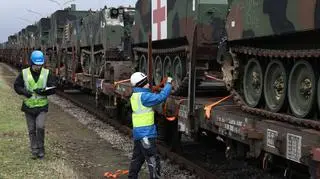 Amerykańskie transportery opancerzone załadowane na wagony koło Mannheim w Niemczech