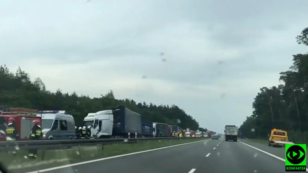 Karambol na A4. Zderzyło się sześć tirów