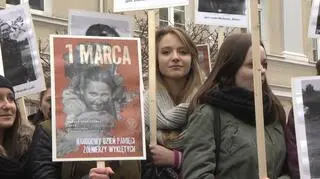 Uczestnicy nieśli transparenty