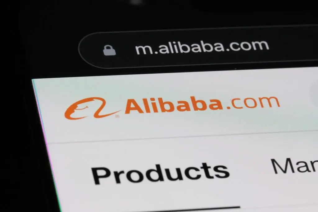 Alibaba zasłynęło z platformy sprzedażowej, a obecnie rozwija także narzędzia z zakresu sztucznej inteligencji.