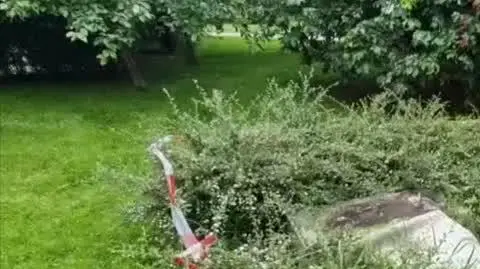 Przewrócony pomnik w Warszawie