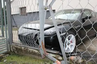 Ucieczka przed policją zakończona na ogrodzeniu