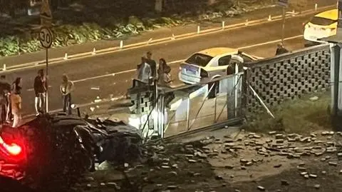 Rajd w strefie 30. Kierowca skosił latarnię i staranował mur