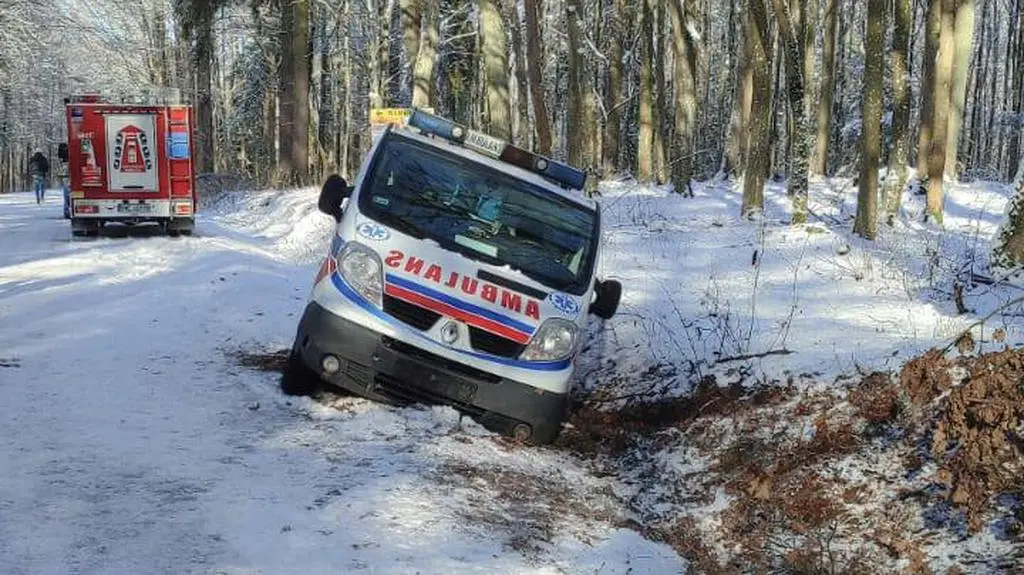 Karetka wpadła do rowu