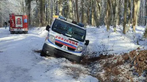 Karetka w rowie, kierowca i pielęgniarka w szpitalu