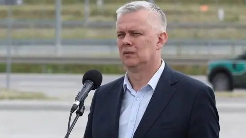 Budzisko, 05.07.2025. Minister spraw wewnętrznych i administracji Tomasz Siemoniak (L) i wiceszef MSWiA Maciej Duszczyk (P) na konferencji prasowej w trakcie wizyty na granicy polsko-litewskiej w Budzisku
