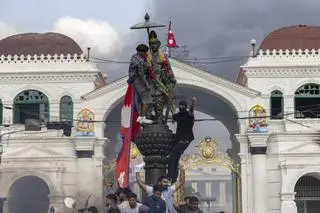 Protestujący wieszają flagę narodową w czasie demonstracji w Katmandu. Zdjęcie z 9 września