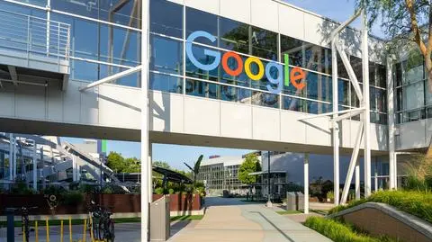 google logo budynek shutterstock_2556961955
