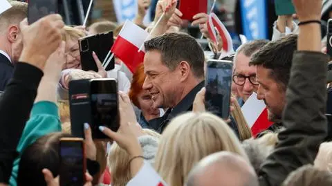 Rafał Trzaskowski podczas otwartego spotkania z mieszkańcami w Pabianicach