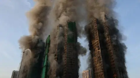 Płonie kompleks wieżowców w Hongkongu. Są ofiary