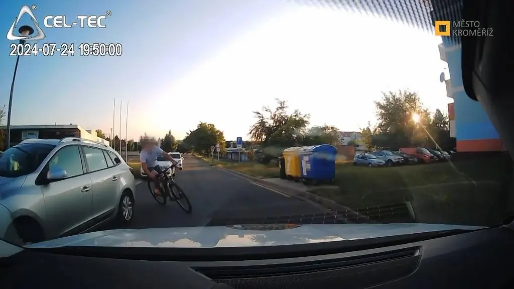 Pijany rowerzysta wjechał w samochód straży miejskiej. Nagranie z ...